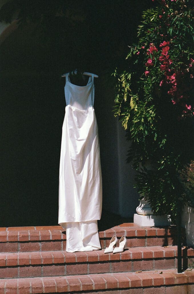 stunning picture of the wedding dress