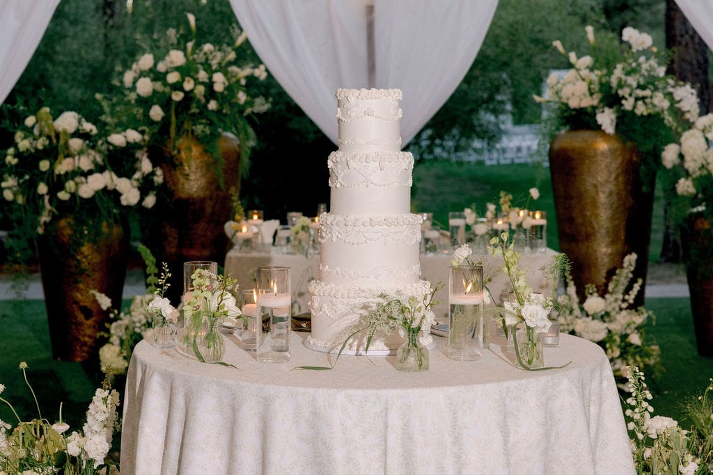 stunning picture of the wedding cake