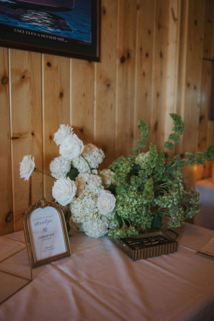 stunning florals at this timeless wedding reception